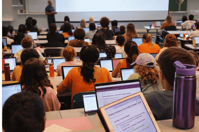 7 erros que prejudicam o rendimento na faculdade 2 Imagem de estudante assistindo a aula evitando erros que prejudicam o rendimento na faculdade