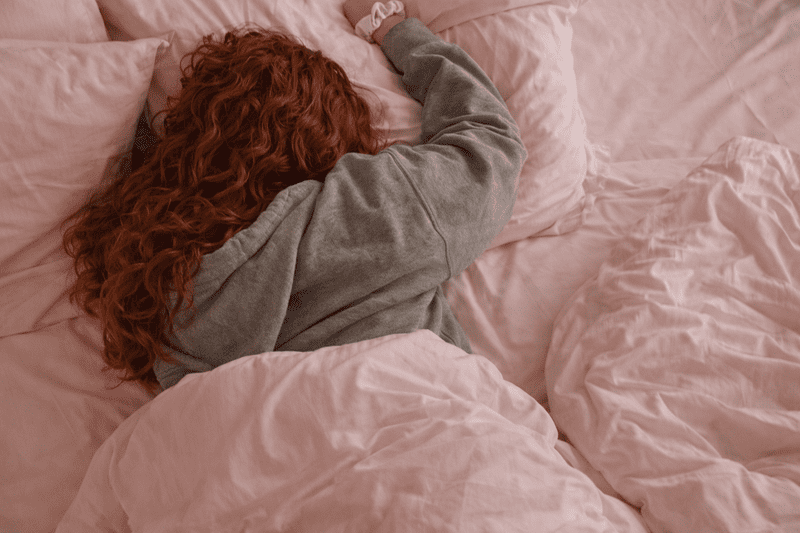 7 erros que prejudicam o rendimento na faculdade 3 Imagem de estudante descansando evitando erros que prejudicam o rendimento na faculdade