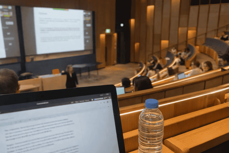 Checklist de caloura na faculdade: o que ninguém te conta 3 Imagem de anotações durante aula na universidade e fazendo checklist de caloura na faculdade