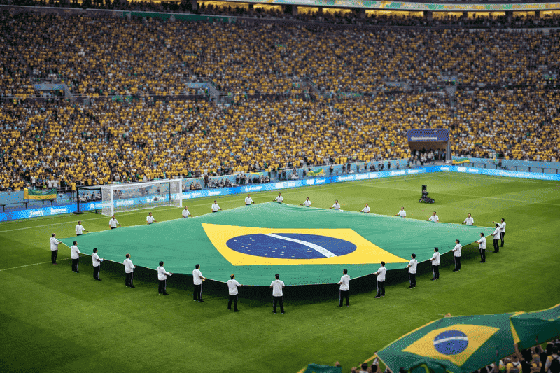 O que é a Copa do Mundo? Entenda o maior torneio de futebol do mundo 3 Bandeira do Brasil em estádio lotado durante a Copa do Mundo, ilustrando o que é a Copa do Mundo e seu significado cultural