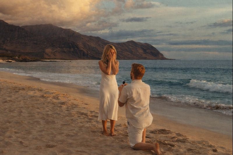 Dia do pedido de casamento 8/2 e seu significado 2 pedido de casamento romântico na praia ao pôr do sol com casal emocionado e cenário natural elegante