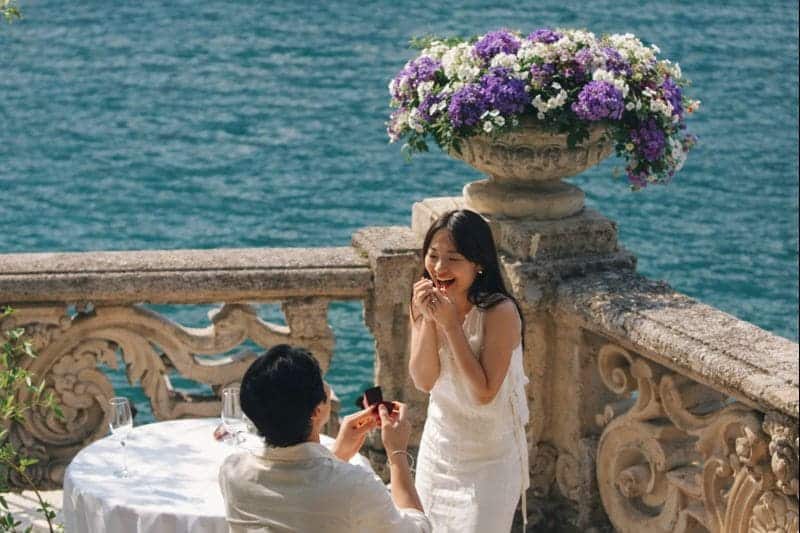 Dia do pedido de casamento 8/2 e seu significado 3 pedido de casamento emocionante em terraço à beira-mar com casal feliz e cenário romântico
