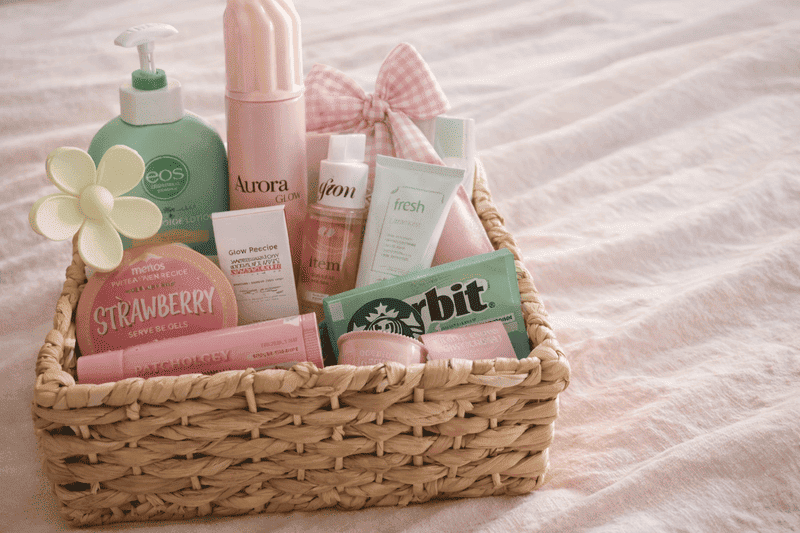 Presentes criativos para o Valentine’s Day 3 Presentes criativos para o Valentine’s Day em forma de cesta de autocuidado romântica com cosméticos e doces