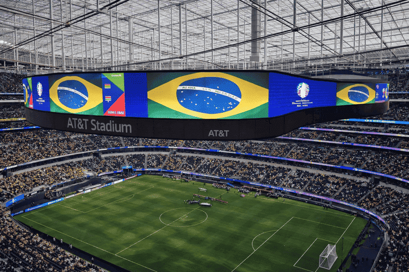 Como são escolhidas as seleções da Copa do Mundo 3 estádio com telão e gramado mostrando cenário de como são escolhidas as seleções da Copa do Mundo