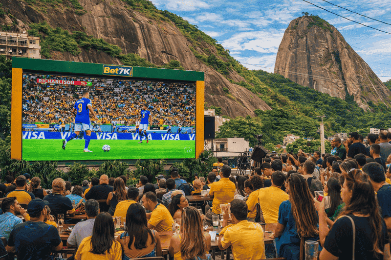 Como são escolhidas as seleções da Copa do Mundo 2 público vendo jogo em telão gigante explicando como são escolhidas as seleções da Copa do Mundo