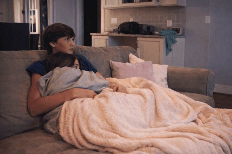 15 Filmes românticos para assistir no Valentine’s Day 3 Casal abraçado assistindo filmes românticos para assistir no Valentine’s Day em casa