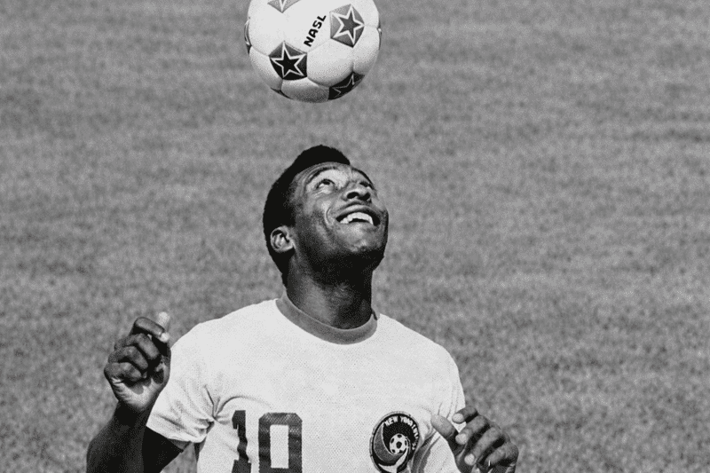 Quem criou a Copa do Mundo e por que ela existe? 2 Jogador brasileiro em ação representando a história da Copa do Mundo