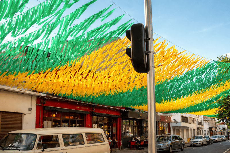 O que acontece em caso de empate na Copa do Mundo e como funciona o desempate 3 Bandeiras do Brasil em rua decorada sobre o que acontece em caso de empate na Copa do Mundo