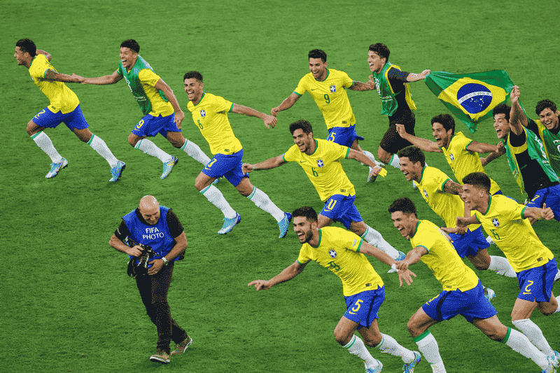 O que é fase de grupos na Copa do Mundo 2 Seleção brasileira comemorando em campo exemplo visual de o que é fase de grupos na Copa do Mundo