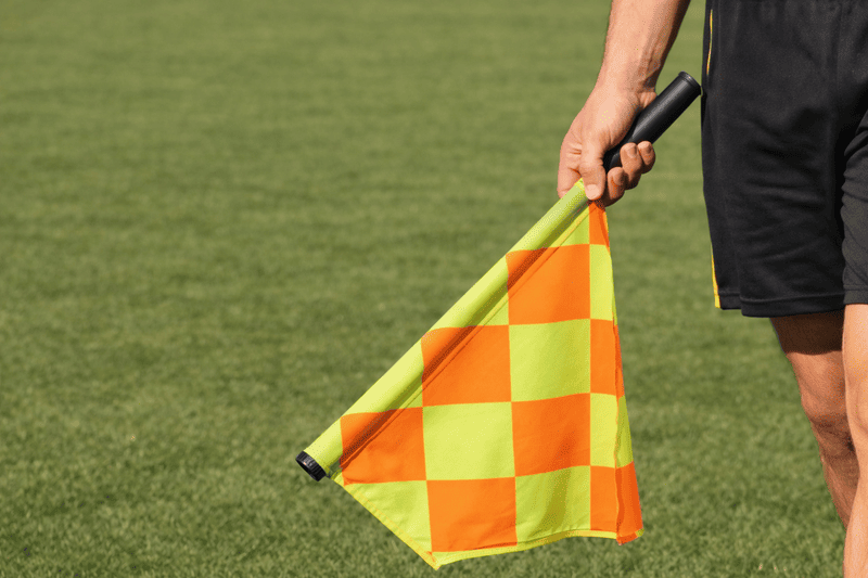 O que é impedimento no futebol explicado simples 3 Bandeirinha levantando sinal em jogo explicando o que é impedimento no futebol