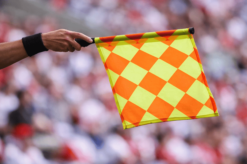 O que é impedimento no futebol explicado simples 2 Bandeira de assistente de árbitro mostrando o que é impedimento no futebol na lateral do campo