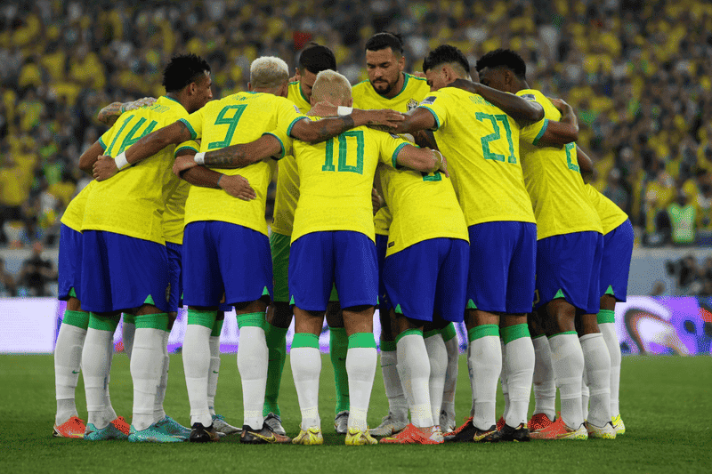 Quando foi a primeira Copa do Mundo do Brasil 2 Seleção brasileira reunida em campo representando quando foi a primeira Copa do Mundo do Brasil