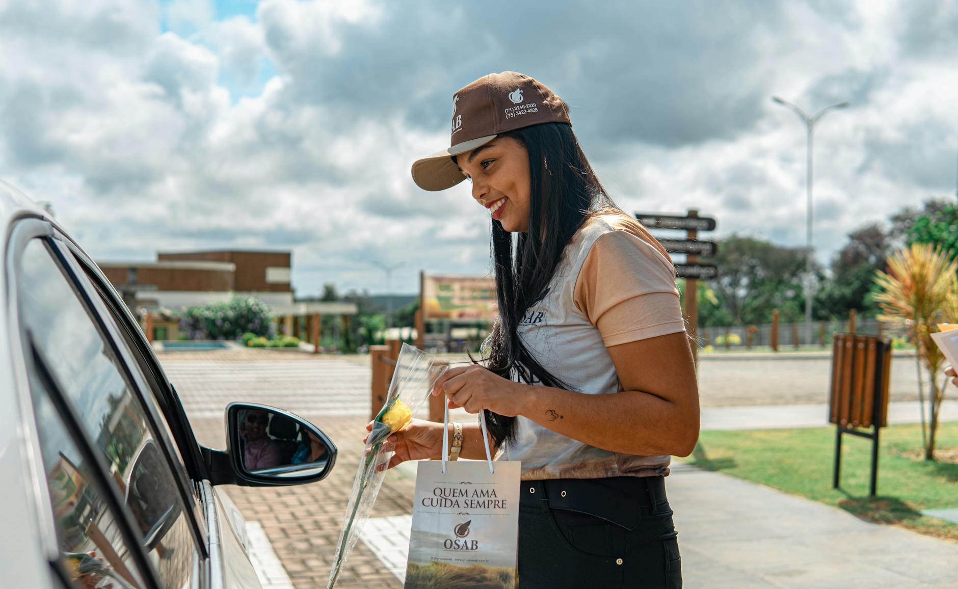 Como escolher a faculdade certa sem perder tempo 4 Isabela planejando escolha da faculdade com tablet