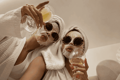 como organizar a vida adulta sem planilha 3 Mulher relaxando após concluir as principais tarefas do dia.