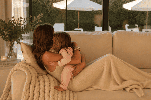 rotina leve para mães cansadas 2 Mãe descansando com uma xícara de café durante um momento de pausa na rotina.