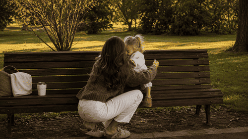 rotina leve para mães cansadas 3 Família dividindo tarefas da casa para criar uma rotina mais leve.